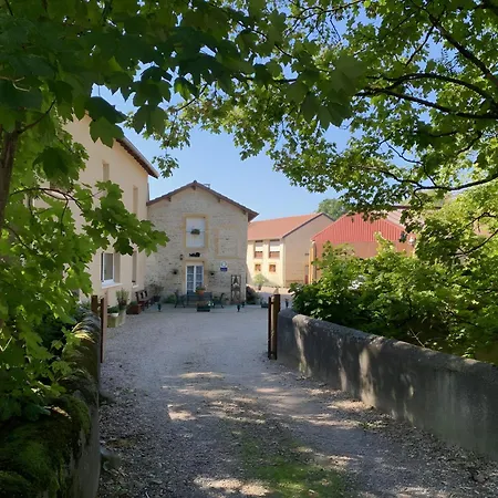 לינה וארוחת בוקר A La Cour Basse Peltre