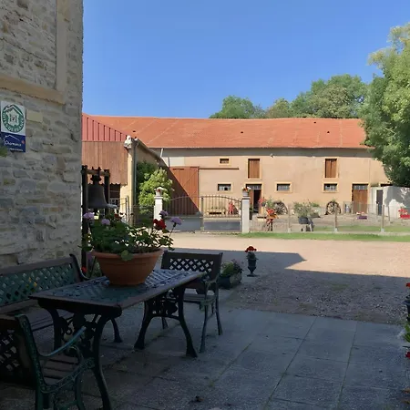 A La Cour Basse לינה וארוחת בוקר 3*