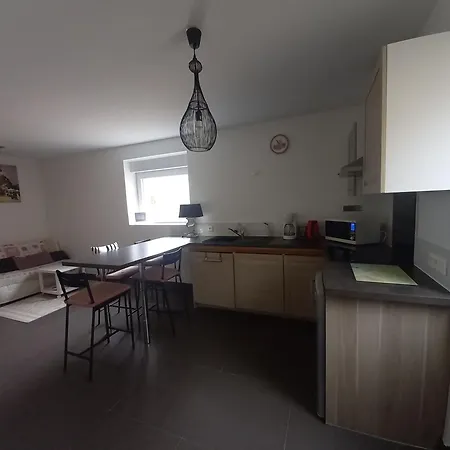 לינה וארוחת בוקר A La Cour Basse 3*