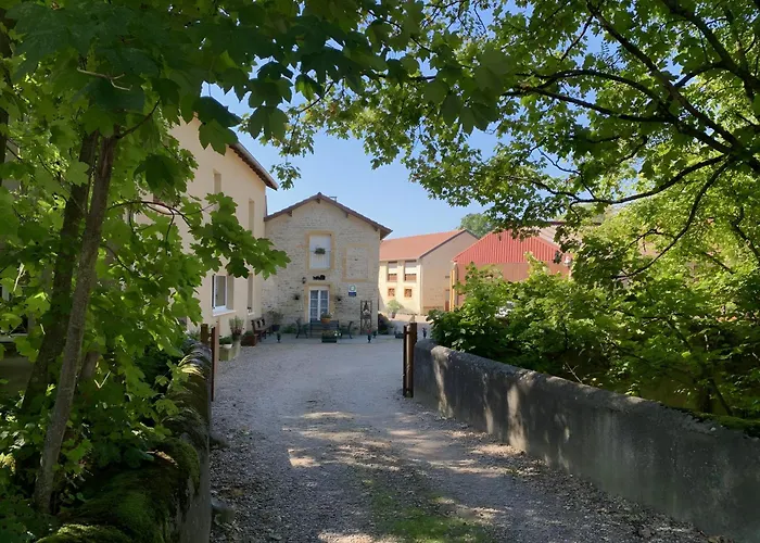 לינה וארוחת בוקר A La Cour Basse Peltre