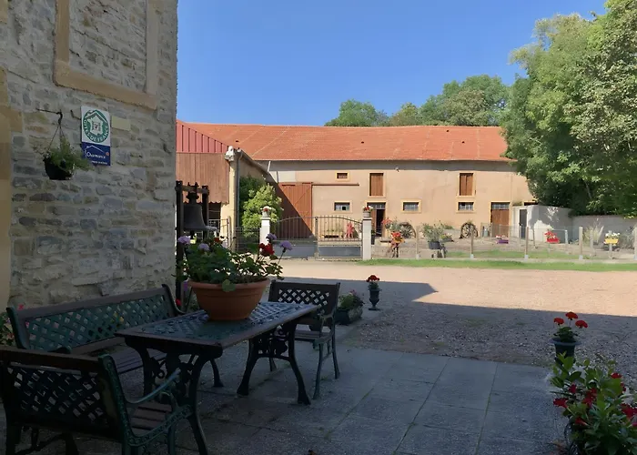 A La Cour Basse לינה וארוחת בוקר 3*