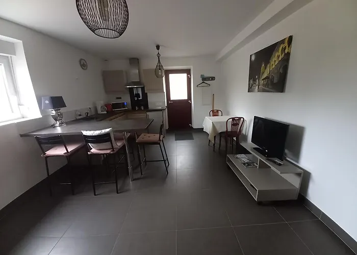 לינה וארוחת בוקר A La Cour Basse Peltre