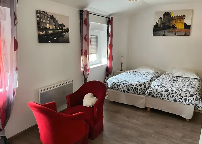 לינה וארוחת בוקר A La Cour Basse